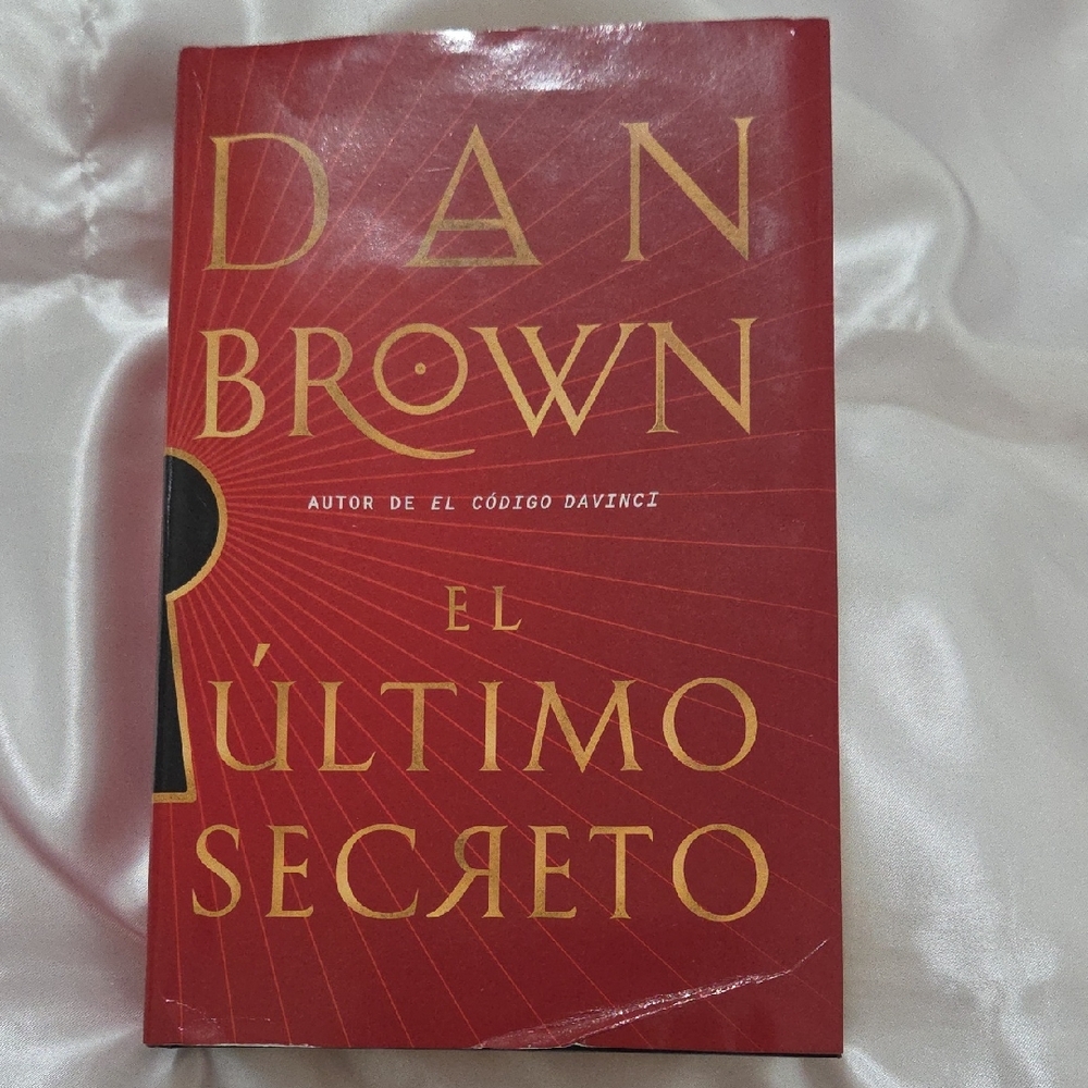 Red and Gold Hardcover Dan Brown  El Ultimo Secreto Book